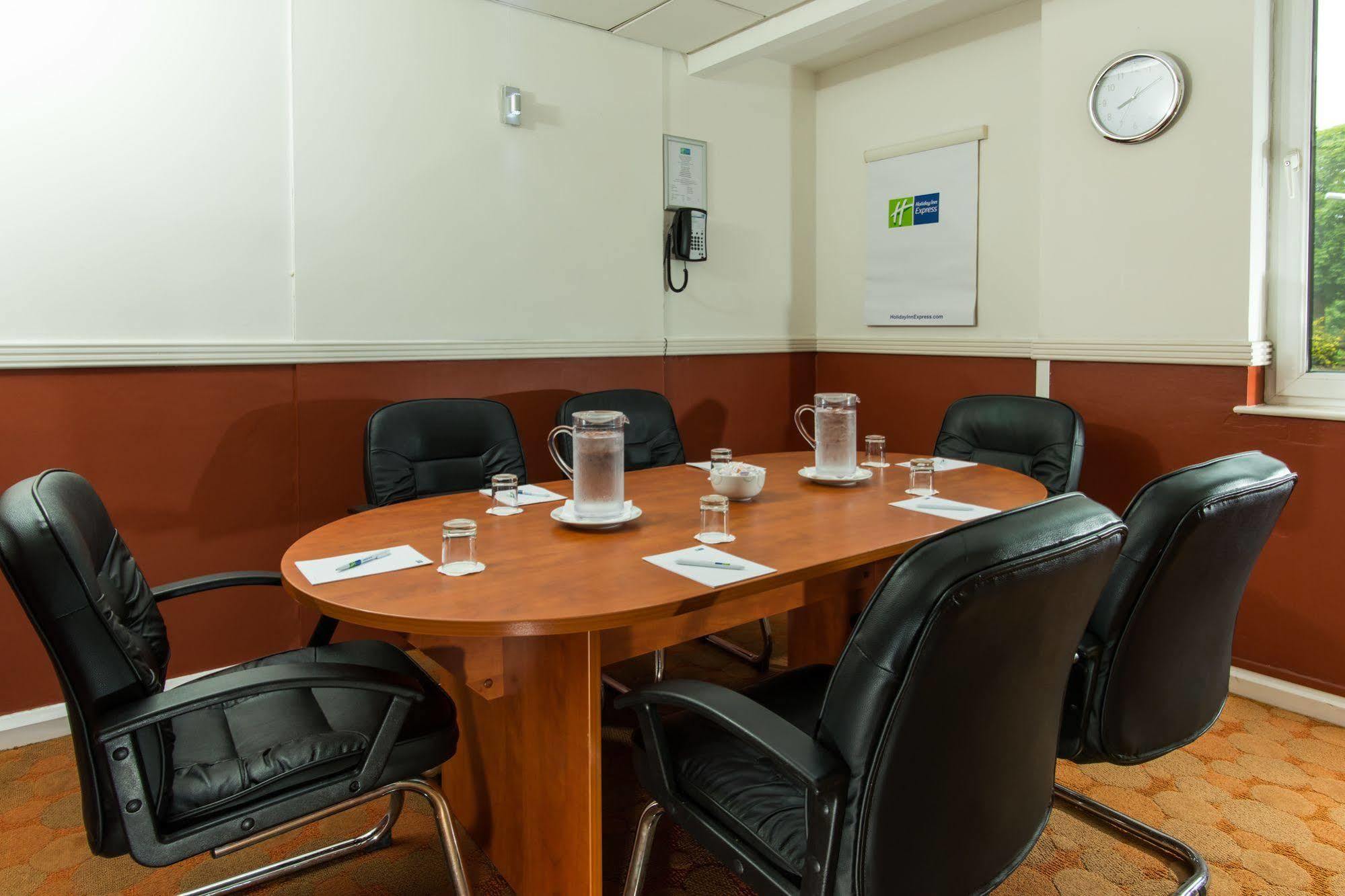 Holiday Inn Express Burton On Trent By Ihg Экстерьер фото
